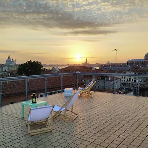 https://sunny-terrace-hostel.hotelslidodijesolo.com